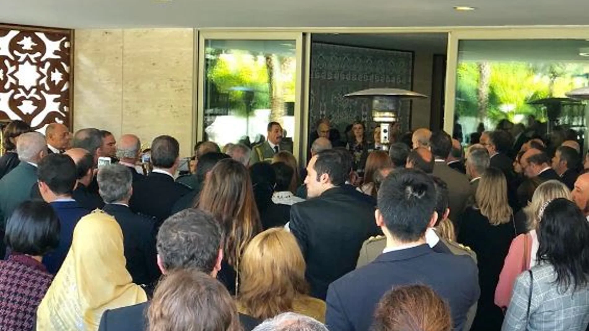 Panorámica del numeroso público asistente escuchando la intervención de la embajadora Taous Feroukhi, en los jardines de la sede oficial diplomática de Argelia en Madrid