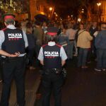 Las patrullas de los Mossos que acudieron a los centros de votación del 1-O con la orden judicial de cerrarlos se limitaron a levantar acta y se marchaban. EFE/Toni Albir