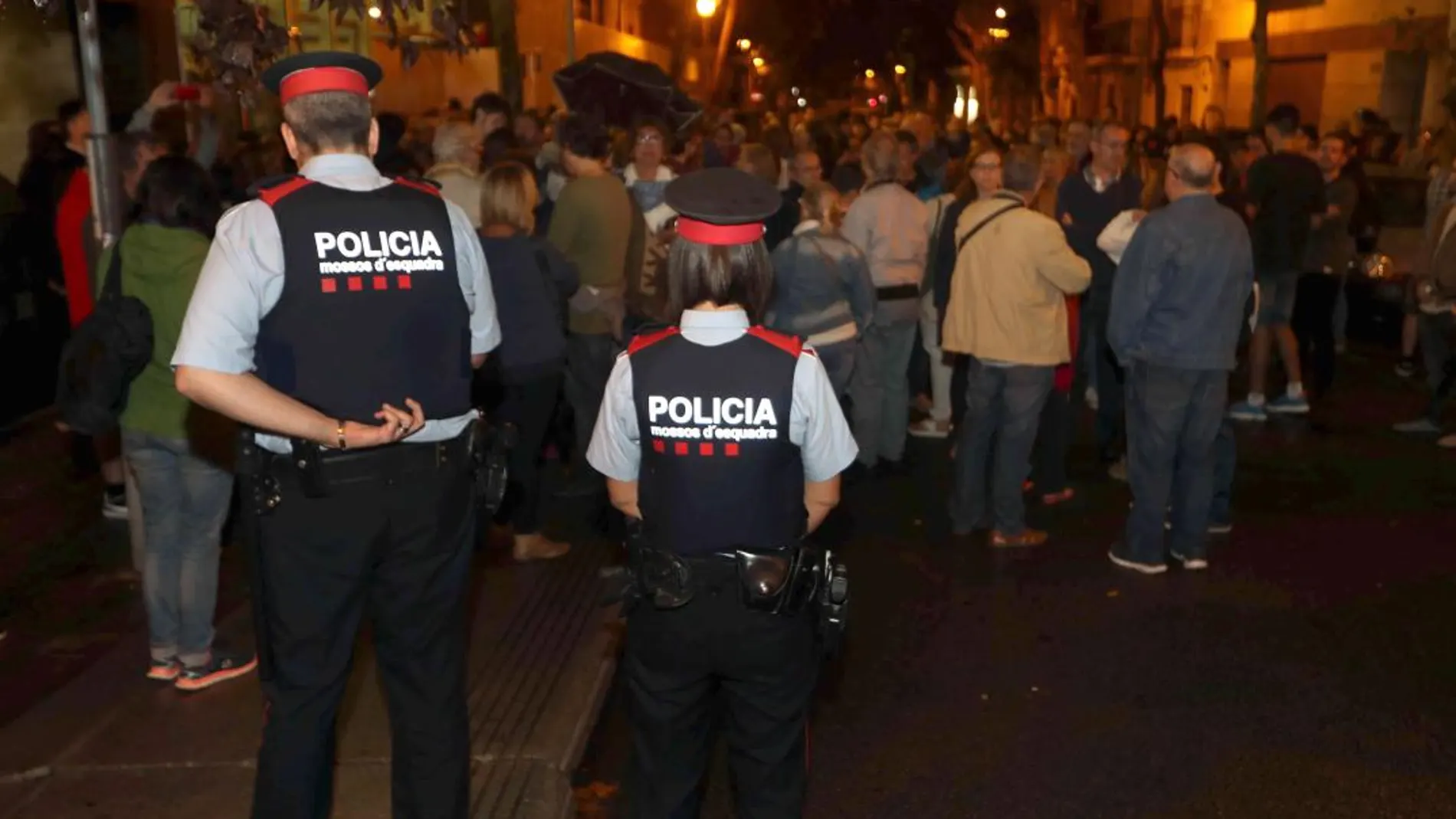 Las patrullas de los Mossos que acudieron a los centros de votación del 1-O con la orden judicial de cerrarlos se limitaron a levantar acta y se marchaban. EFE/Toni Albir