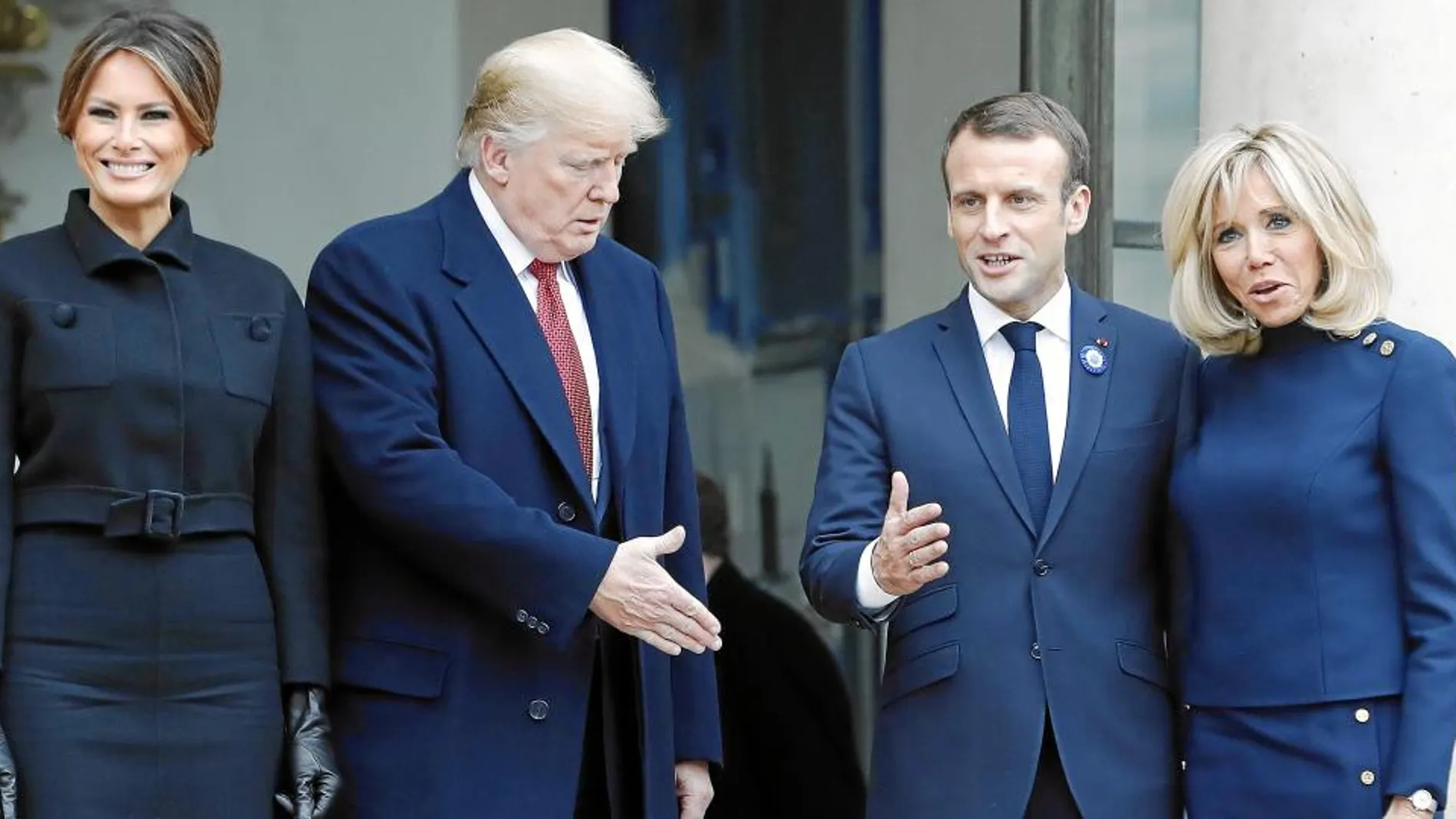Melania y Donald Trump posan junto al presidente francés, Emmanuel Macron, y su esposa Brigitte frente a las escaleras de acceso al palacio del Elíseo
