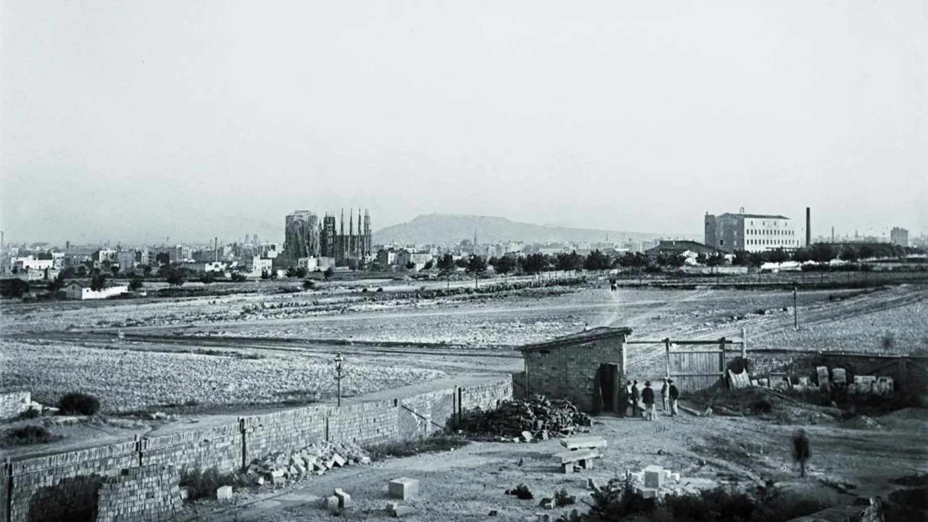 Una imagen de la Sagrada Familia en un Eixample en crecimiento a finales de la primera década del siglo pasado