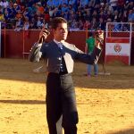 El novillero Álvaro García tras dos cortar las dos orejas a su novillo