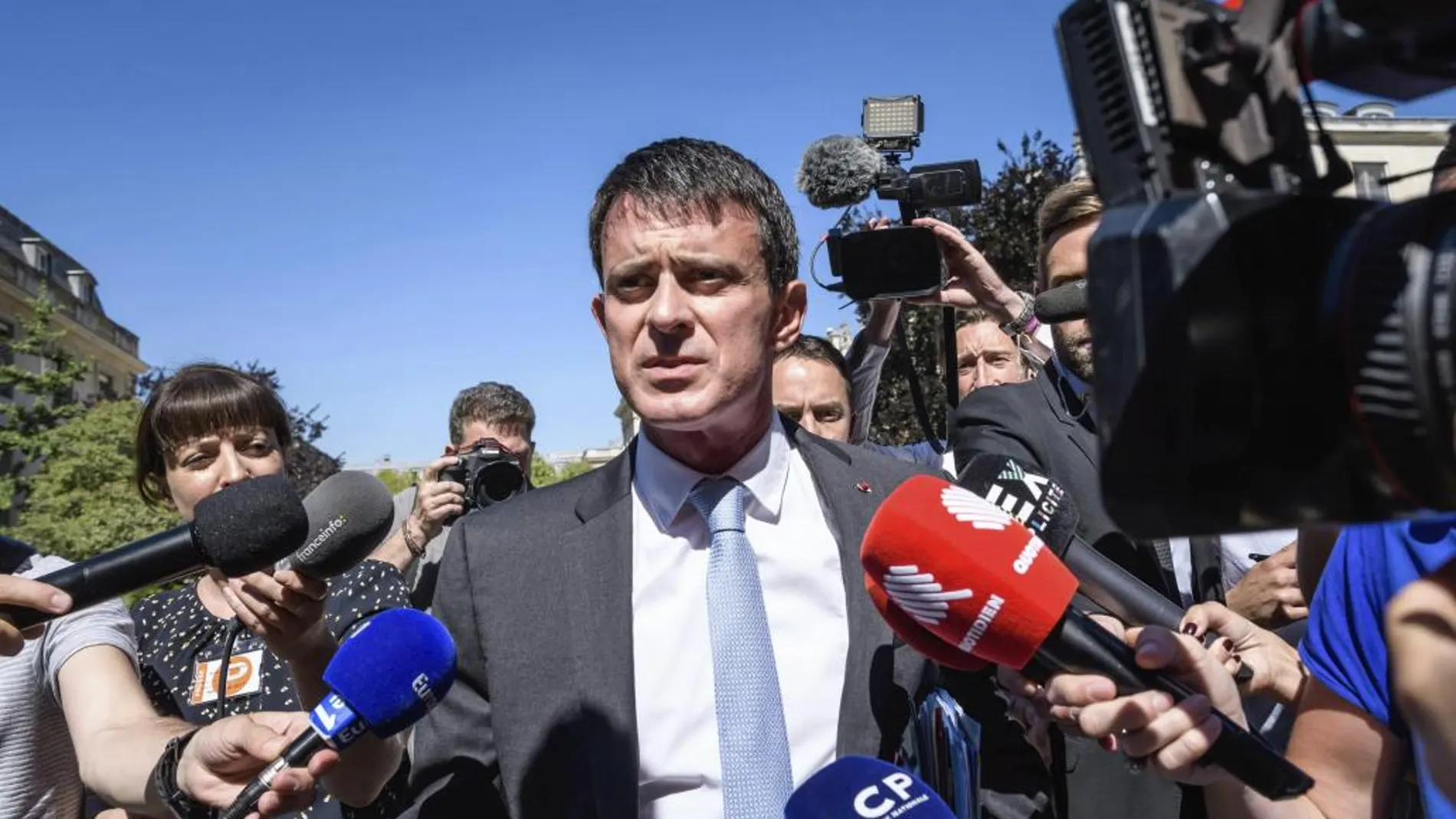 Manuel Valls (c), ex primer ministro y uno de los diputados elegidos en las urnas, a su llegada a la Asamblea Nacional en París