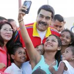 Nicolás Maduro y su esposa, Cilia Flores, se fotografían con un grupo de niñas