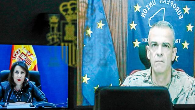 Momento de la videoconferencia mantenida por la ministra de Defensa, Margarita Robles, con el teniente coronel José María Leira desde Koulikoro (Mali)