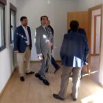 El consejero Suárez-Qiñones junto al alcalde de Villalón, Jose Ángel Alonso, visita al inmueble rehabilitado