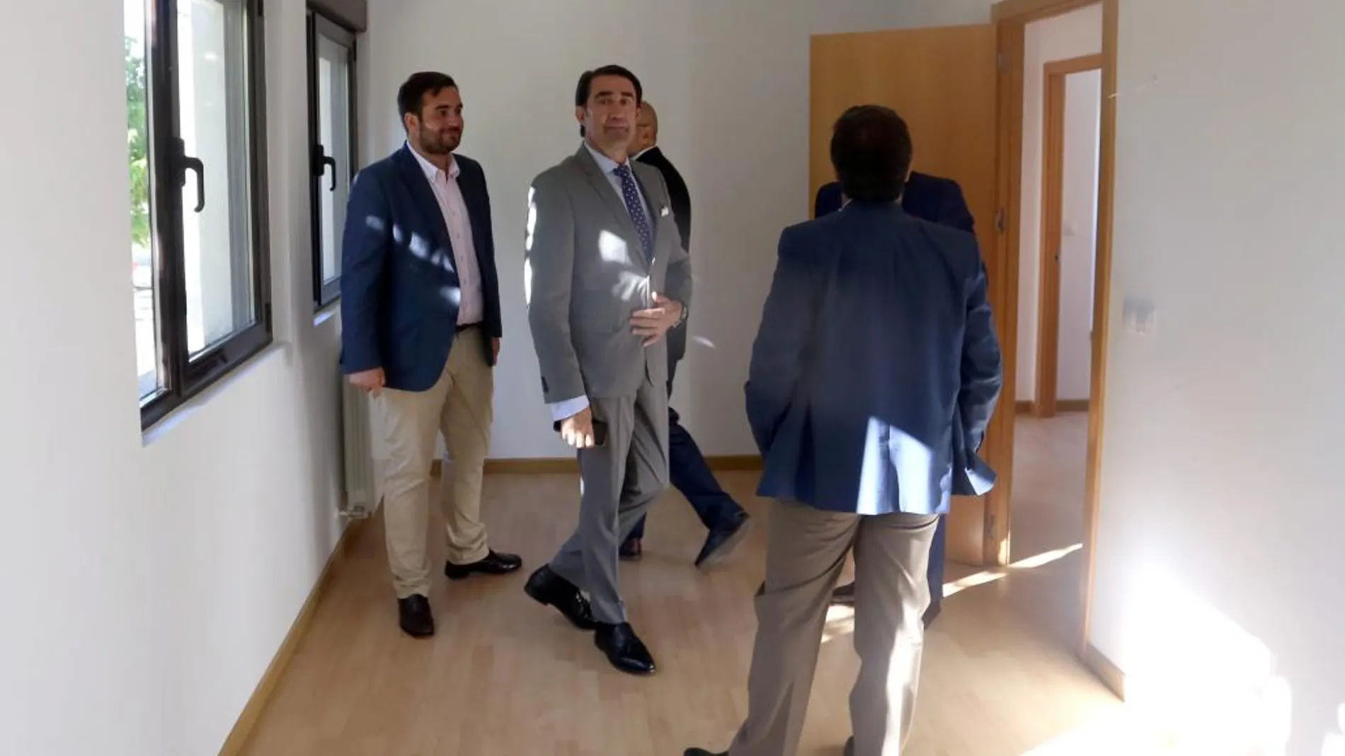 El consejero Suárez-Qiñones junto al alcalde de Villalón, Jose Ángel Alonso, visita al inmueble rehabilitado