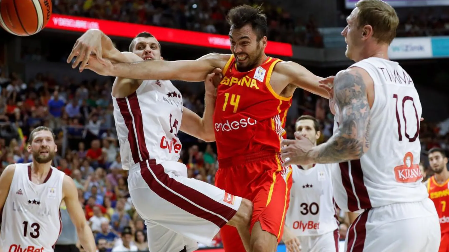 El ala-pívot de la selección de baloncesto de España, Pierre Oriola y el base de Letonia, Janis Strelnieks, durante el partido clasificatorio para la Copa del Mundo FIBA entre España y Letonia / Efe