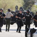 Oficiales de policía en el lugar de los disparos en Palm Springs, California