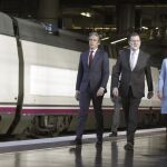 Mariano Rajoy (c), el ministro de Fomento, Iñigo de la Serna, y Cristina Cifuentes, a su llegada esta mañana a la estación de Atocha para viajar a Sevilla en el mismo AVE que hizo por primera vez este trayecto hace veinticinco años