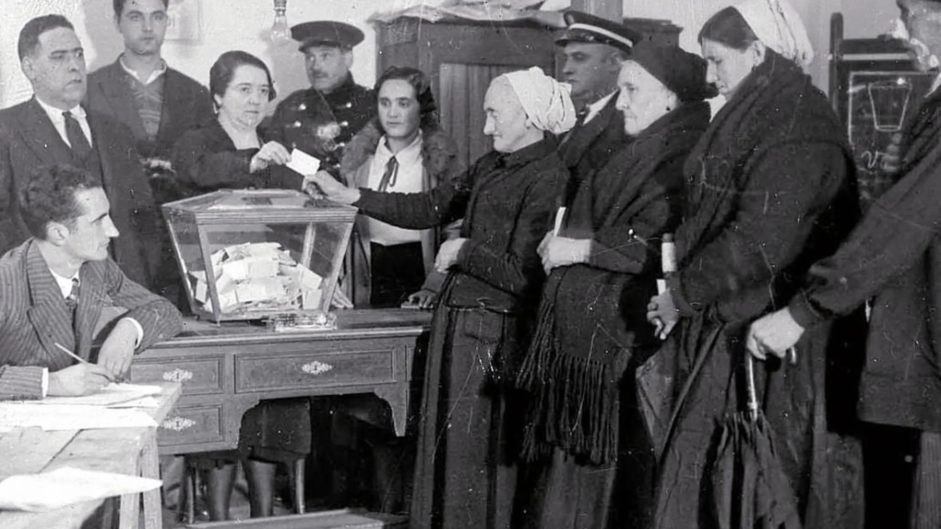 Mujeres votando en Eibar (Guipúzcoa) en 1933