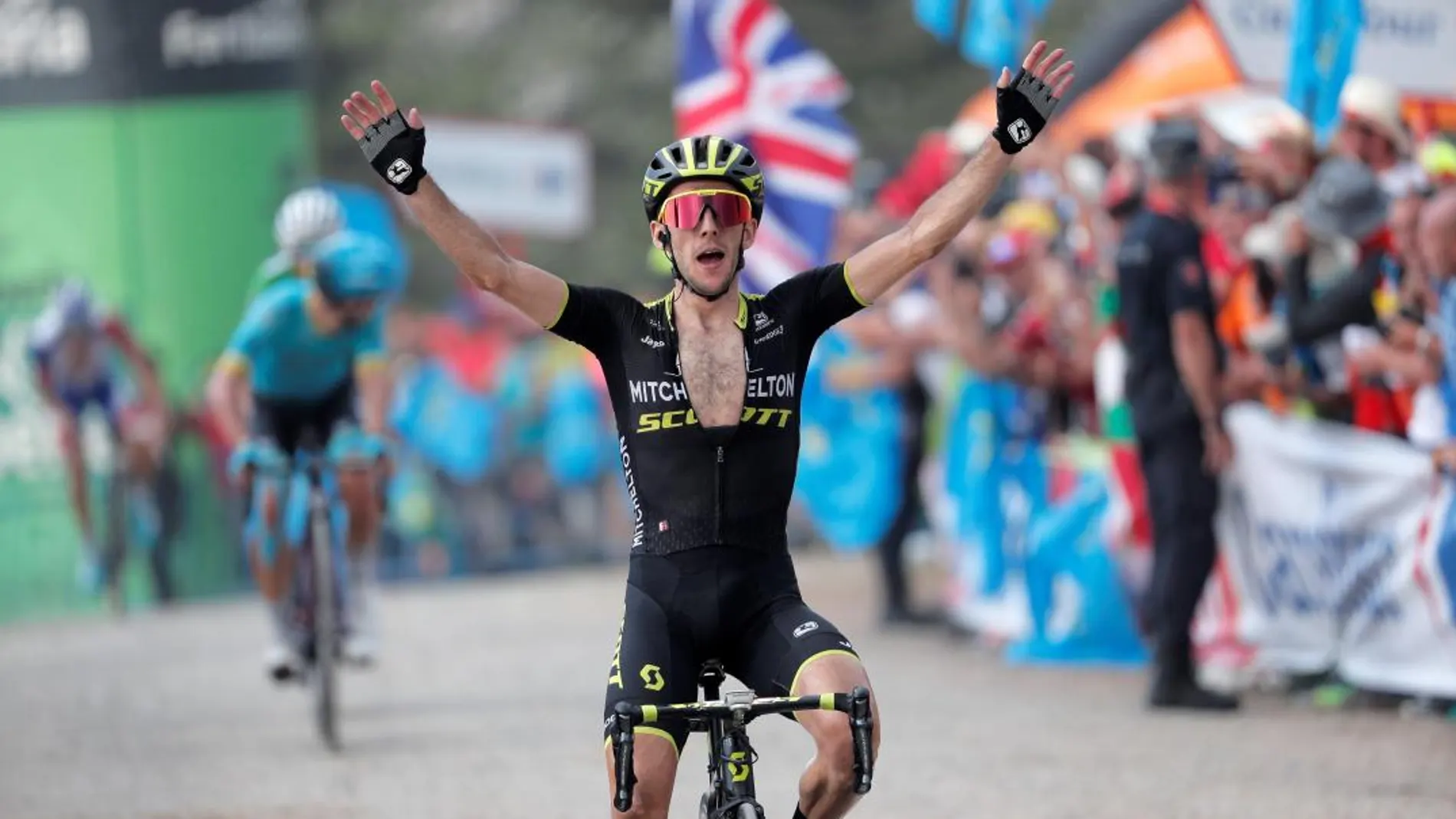 El ciclista británico Simon Yates (Mitchelton) entra vencedor en la 14ª etapa de la Vuelta Ciclista a España. Foto: Efe