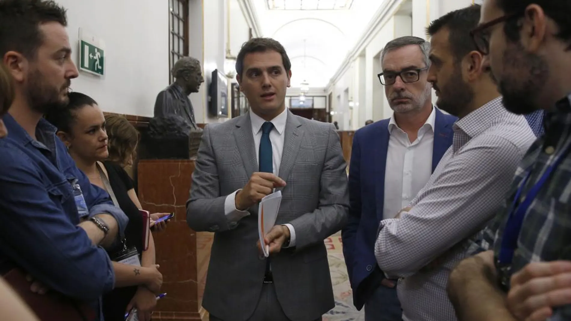 El líder de Ciudadanos, Albert Rivera, conversa con los periodistas en los pasillos del Congreso