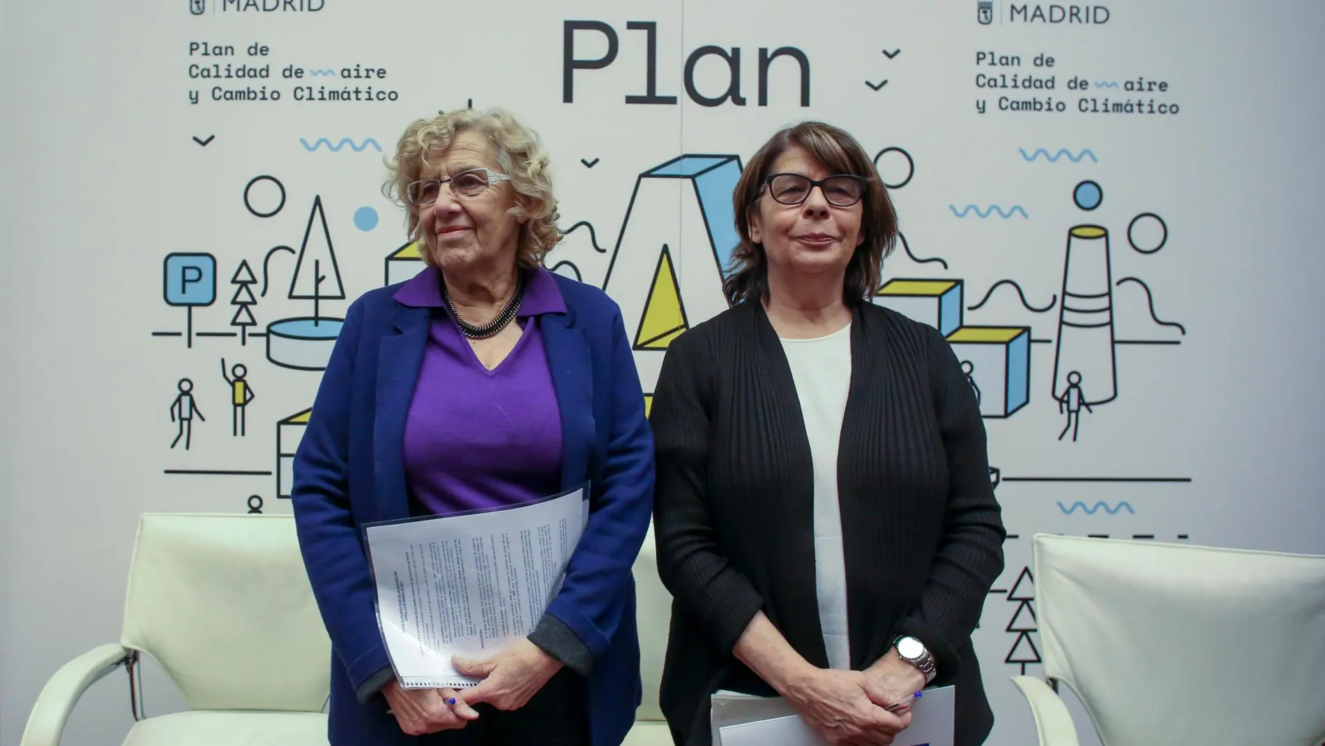 Inés Sabanés y Manuela Carmena el día que presentaron el Plan A de calidad del aire para la ciudad de Madrid