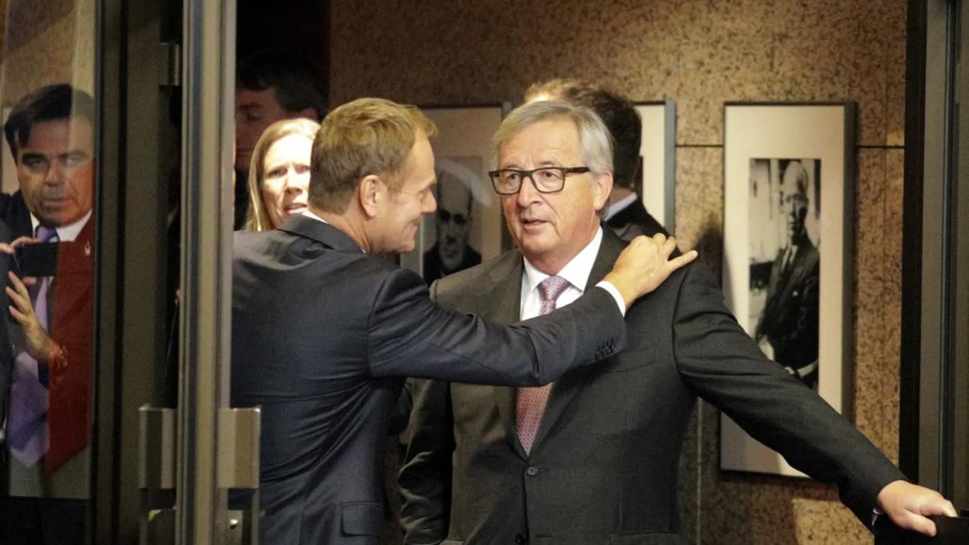 Donald Tusk saluda al presidente de la Comisión Europea ,Jean-Claude Juncker.