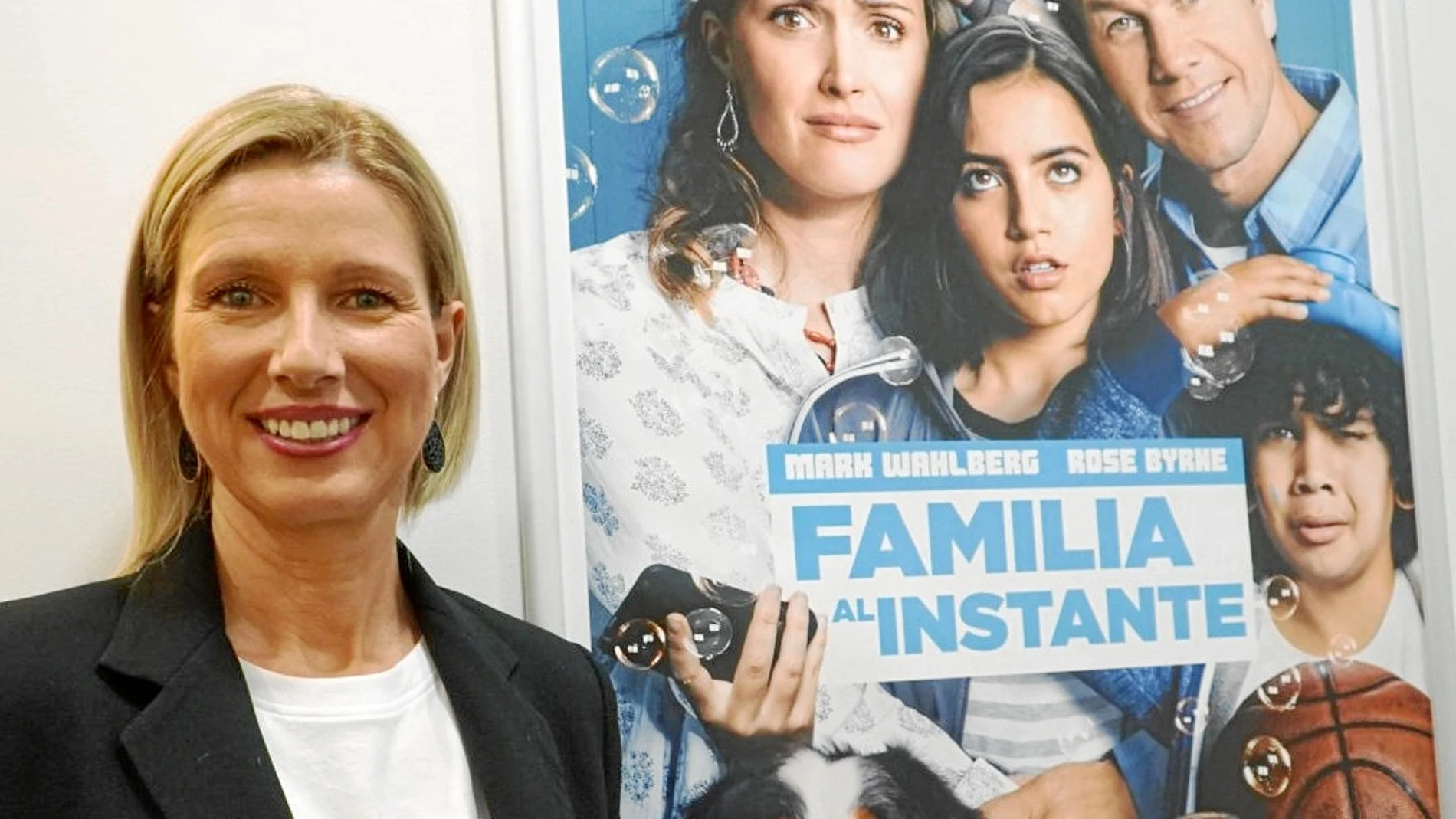 Anne Igartiburu, junto al cartel de «Familia al instante», la nueva película de Sean Anders
