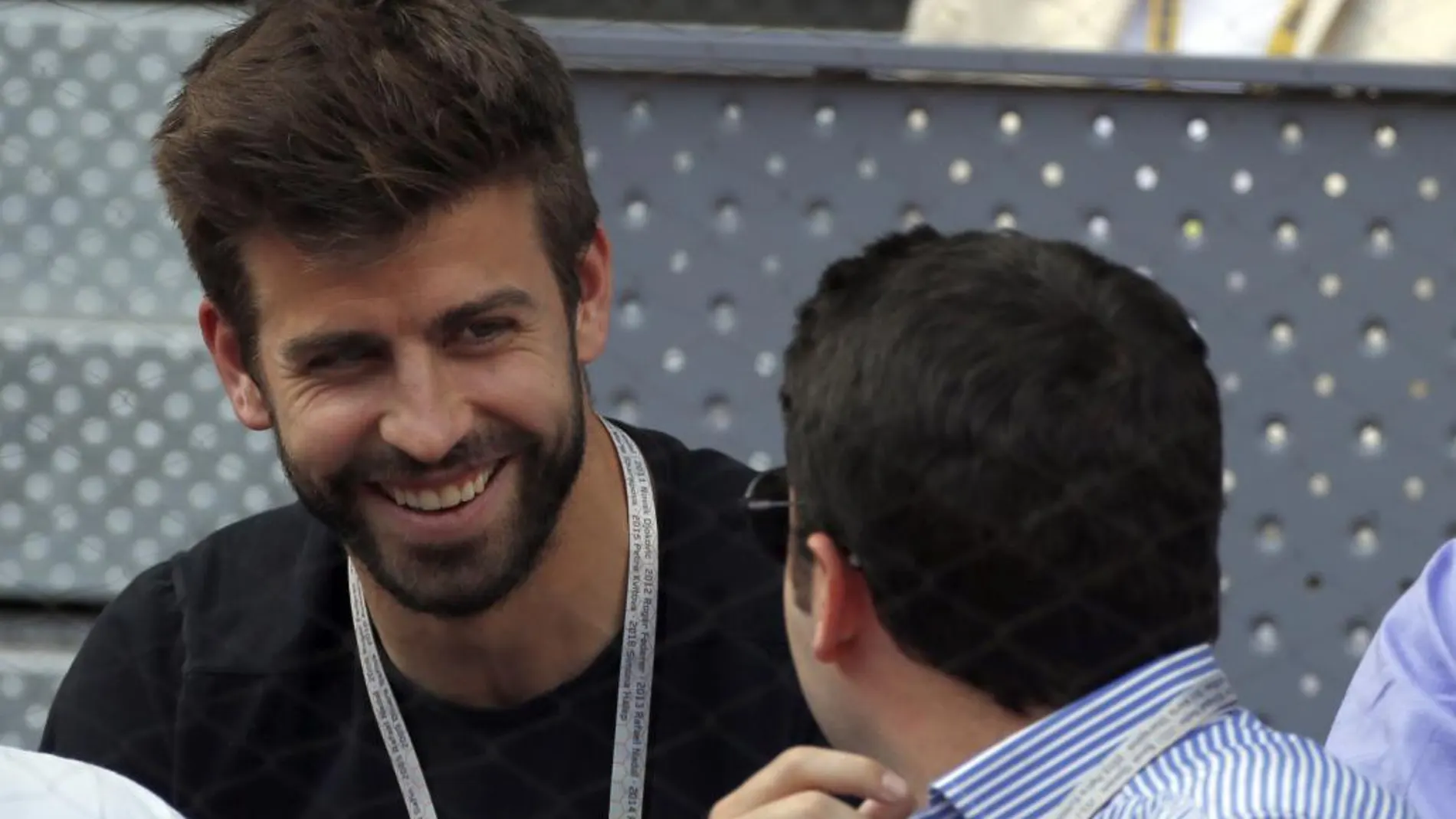 El defensa del FC Barcelona Gerard Piqué en la grada durante el torneo Mutua Madrid Open.