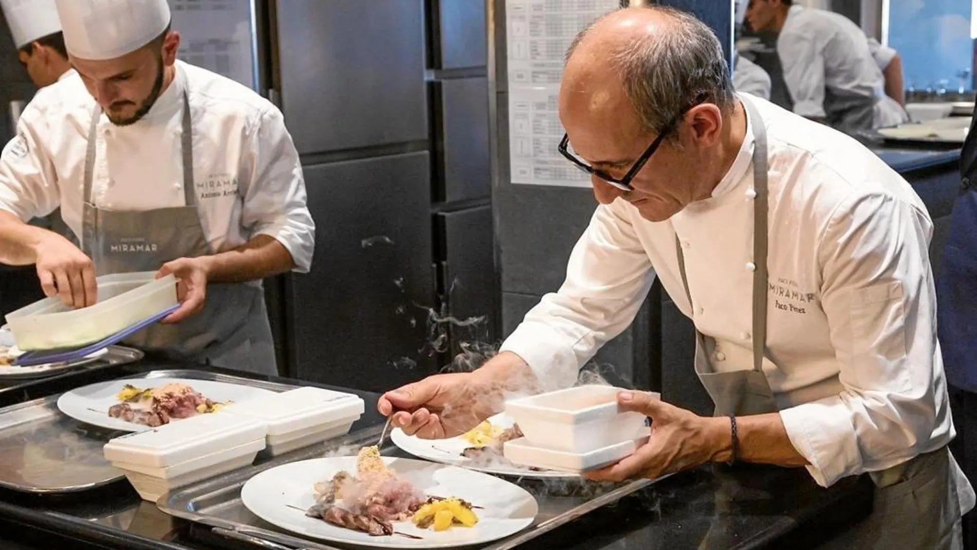 Paco Pérez, en la cocina de su restaurante Miramar, que cuenta con dos estrellas Michelin