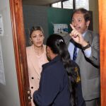 La expareja del presidente de Bolivia Evo Morales, Gabriela Zapata , sale junto a su abogado, Walter Zuleta