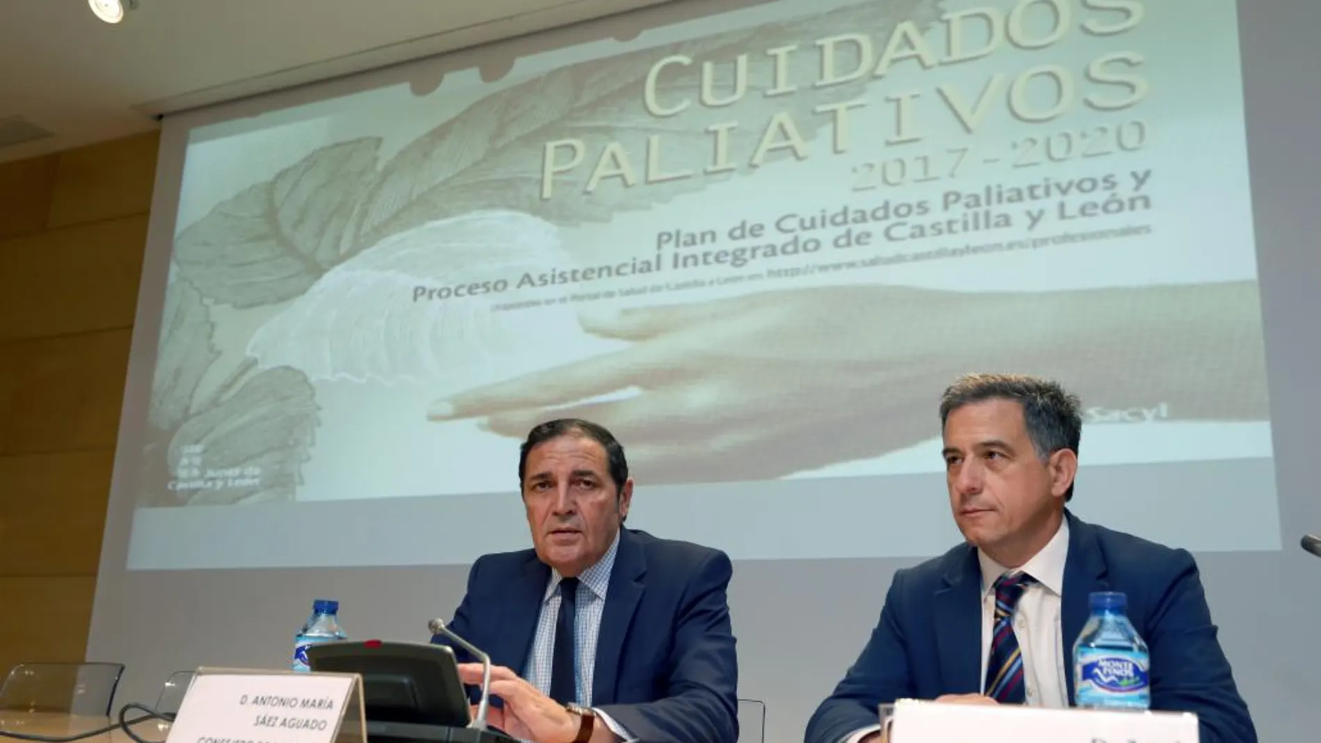 El consejero Antonio Sáez Aguado durante la Jornada de Cuidados Paliativos, acompañado por José Jolín