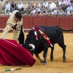 Campos torea en redondo a uno de sus novillos, ayer, en Sevilla
