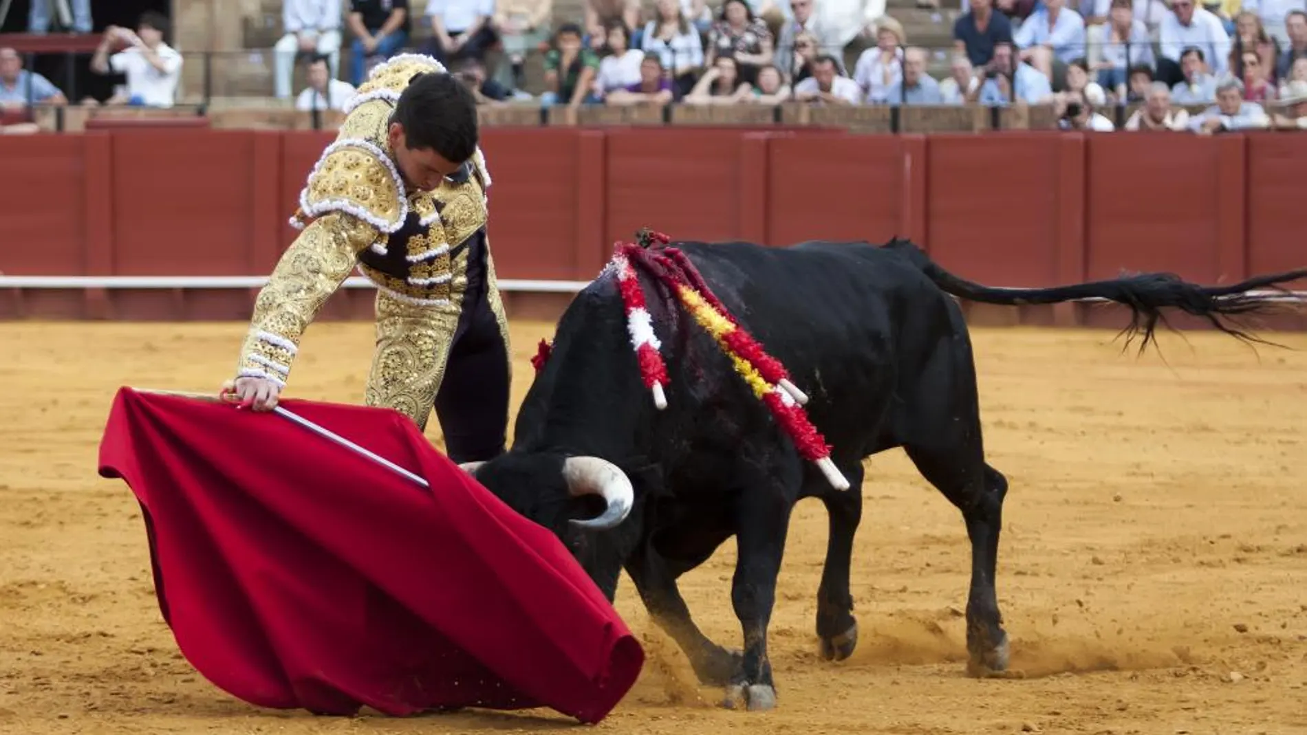 Campos torea en redondo a uno de sus novillos, ayer, en Sevilla