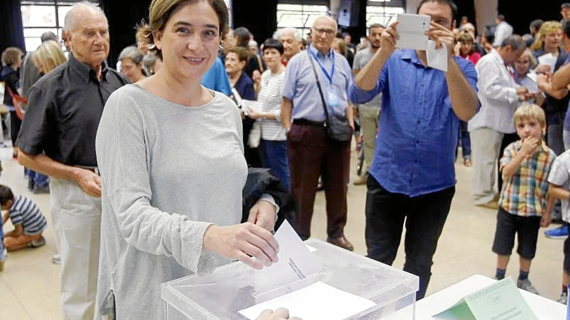 Ada Colau propone que cada mayo se celebre una «macroconsulta» sobre temas municipales y sociales