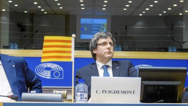 El presidente de la Generalitat, Carles Puigdemont, con el vicepresidente, Oriol Junqueras (izquierda) y el consejero Raül Romeva