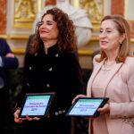 La ministra de Hacienda, María Jesús Montero, y Ana Pastor, con el Proyecto de Presupuestos Generales del Estado para 2019/Efe