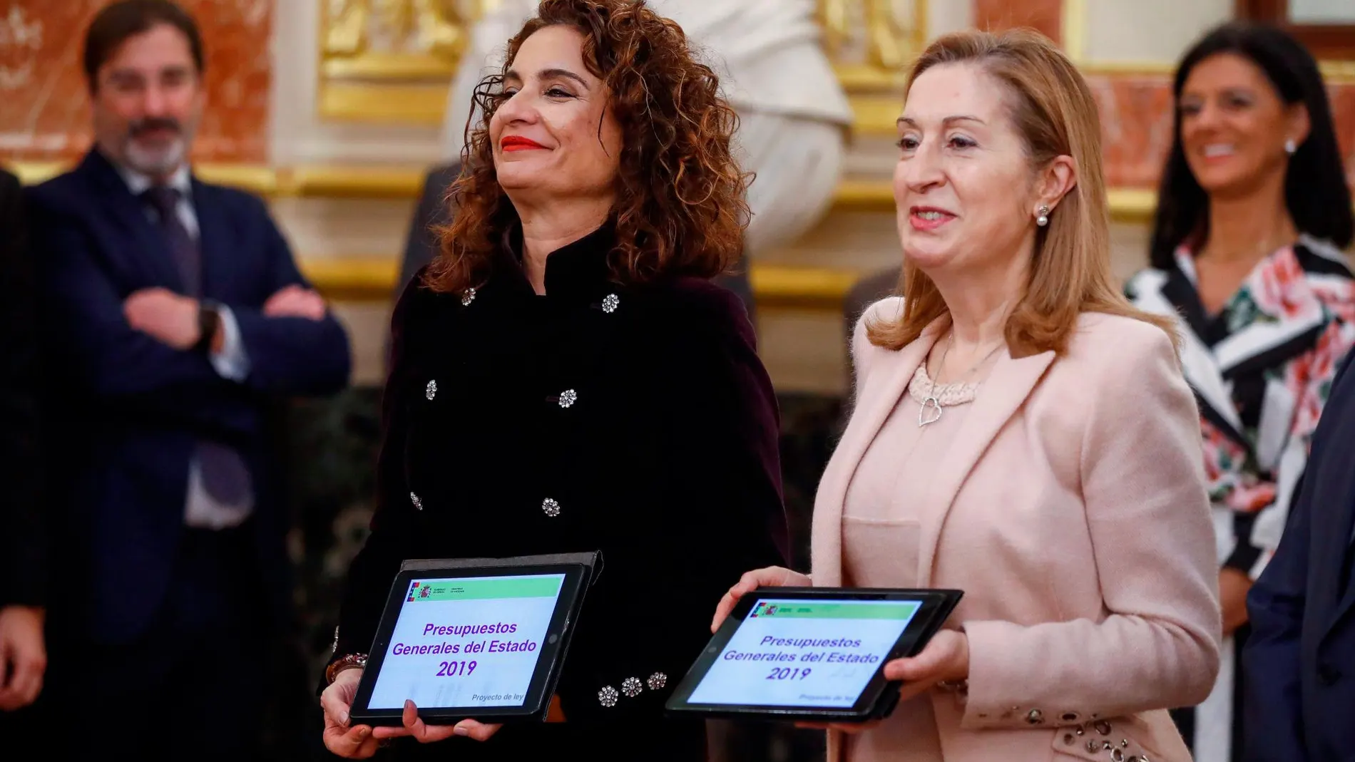 La ministra de Hacienda, María Jesús Montero, y Ana Pastor, con el Proyecto de Presupuestos Generales del Estado para 2019/Efe