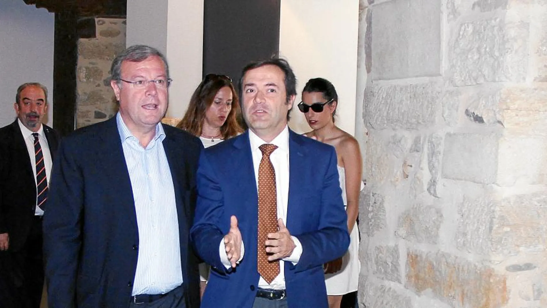 El director general de Turismo, Javier Ramírez, junto con el alcalde de León, Antonio Silván
