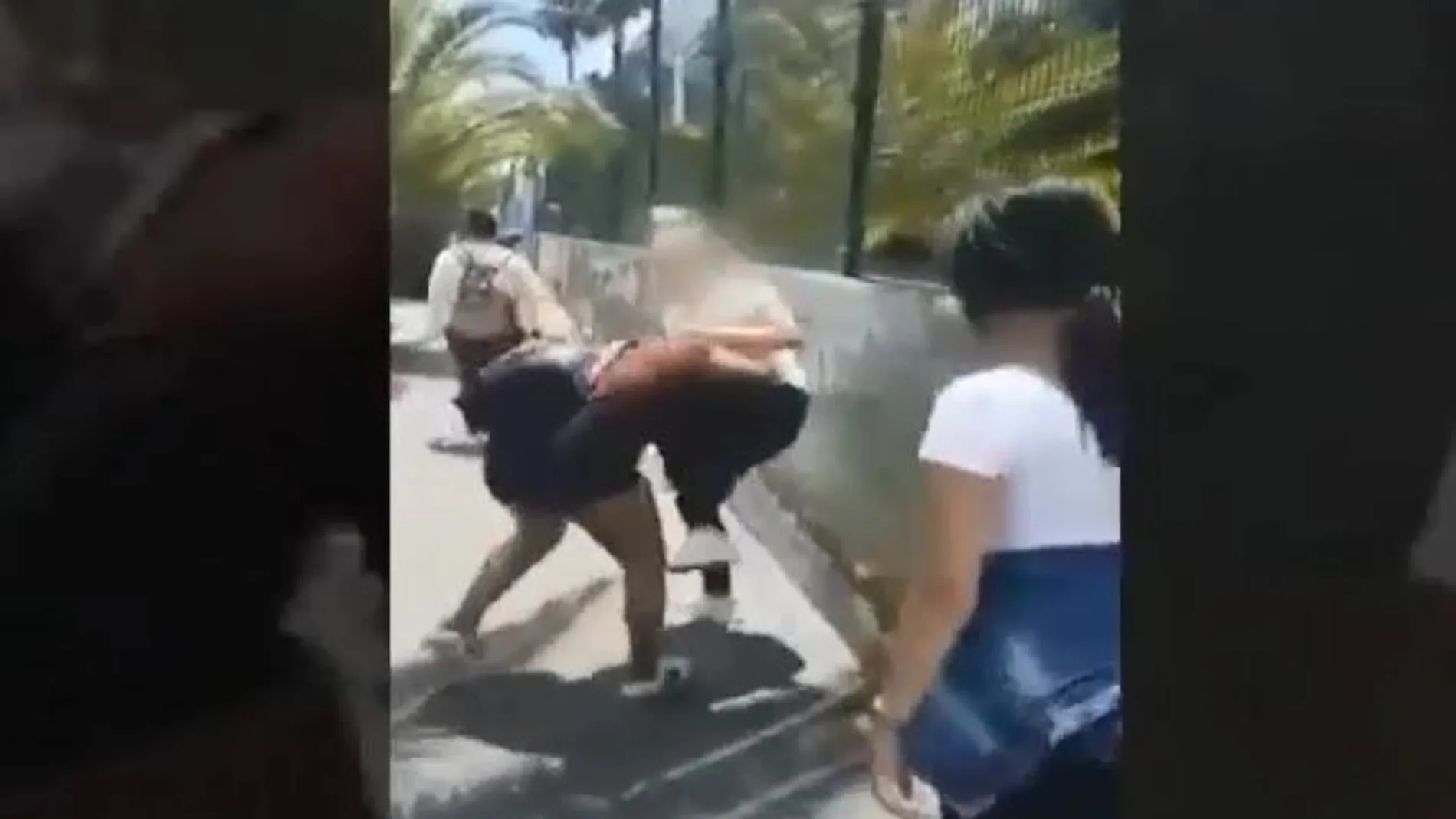 Fotograma del vídeo que recoge la agresión sufrida por la menor