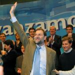 Rajoy durante la campaña electoral de 2004/Reuters
