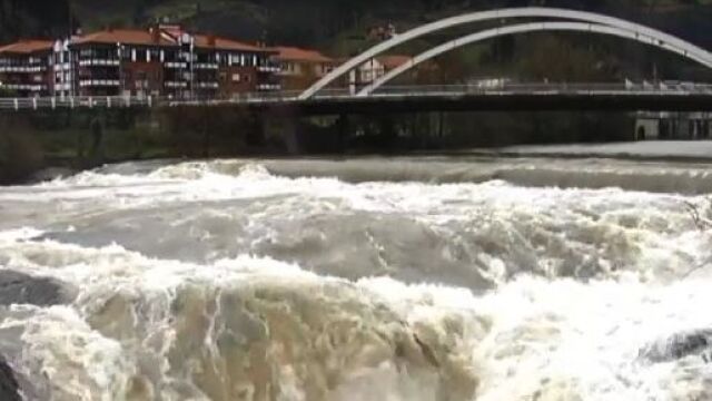 El río a su paso por Alonsotegi