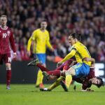 El jugador de Suecia Zlatan Ibrahimovic (d) disputa el balón con Thomas Delaney