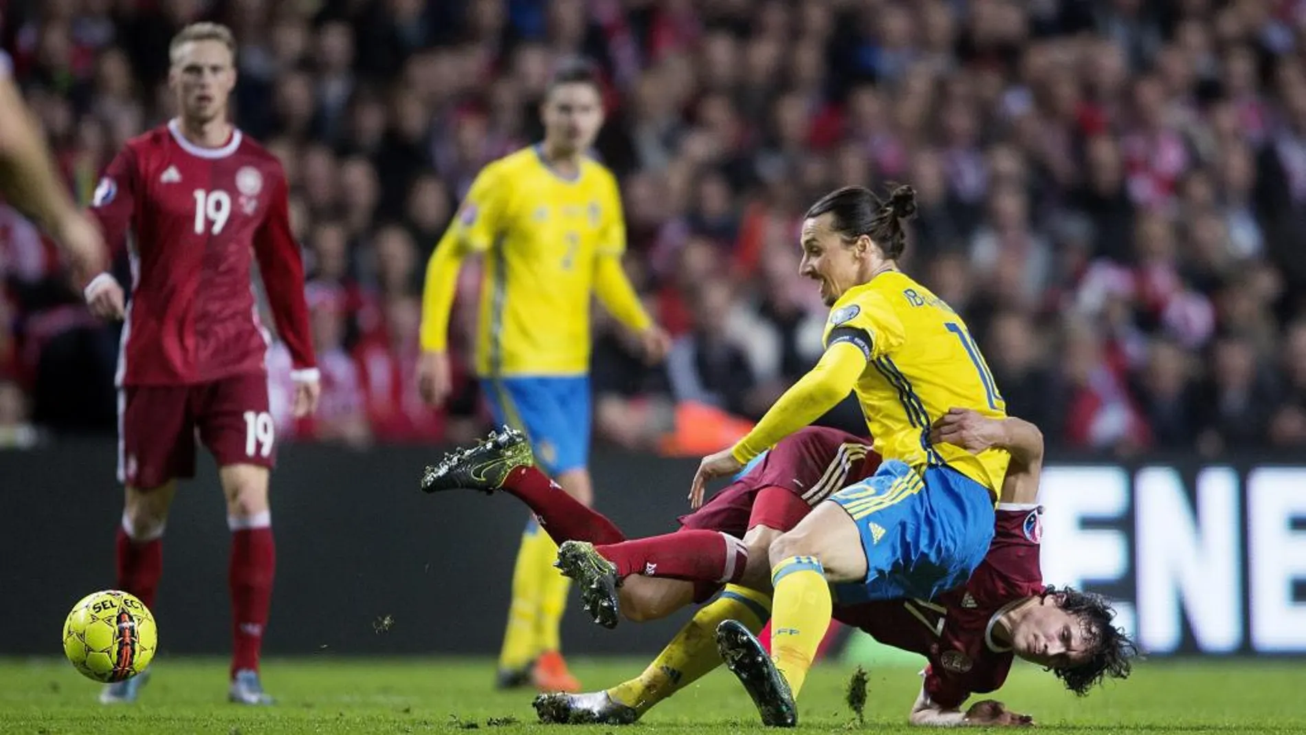 El jugador de Suecia Zlatan Ibrahimovic (d) disputa el balón con Thomas Delaney
