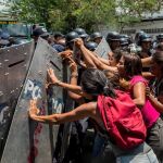 Varios jóvenes se enfrentan a la Policía en Caracas/Foto: Efe