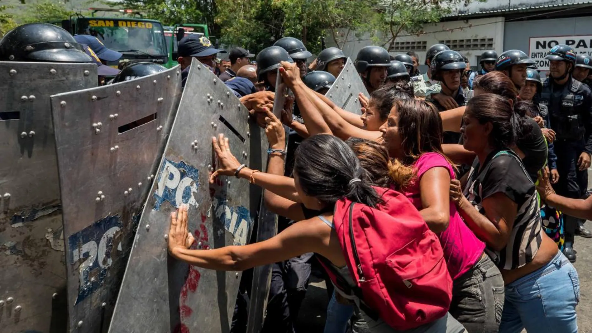 Varios jóvenes se enfrentan a la Policía en Caracas/Foto: Efe