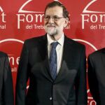 Mariano Rajoy, junto al presidente de Foment del Treball, Joaquim Gay de Montellá (i) y el presidente de la CEOE, Juan Rosell (d). EFE/ Andreu Dalmau