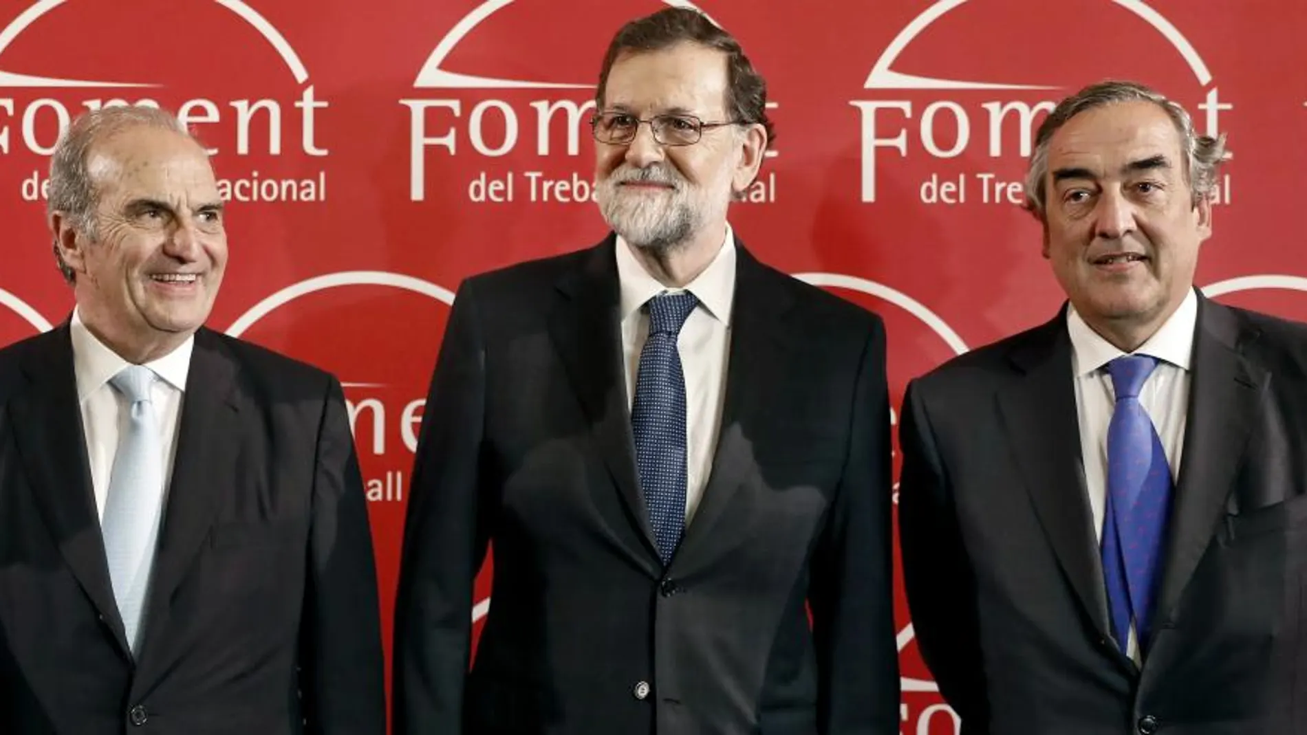Mariano Rajoy, junto al presidente de Foment del Treball, Joaquim Gay de Montellá (i) y el presidente de la CEOE, Juan Rosell (d). EFE/ Andreu Dalmau