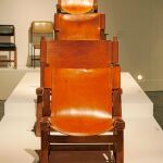 La silla Riaza, de la que se muestran en la exposición varios ejemplares, ha quedado como uno de los iconos del diseño español. Es obra de Paco Muñoz