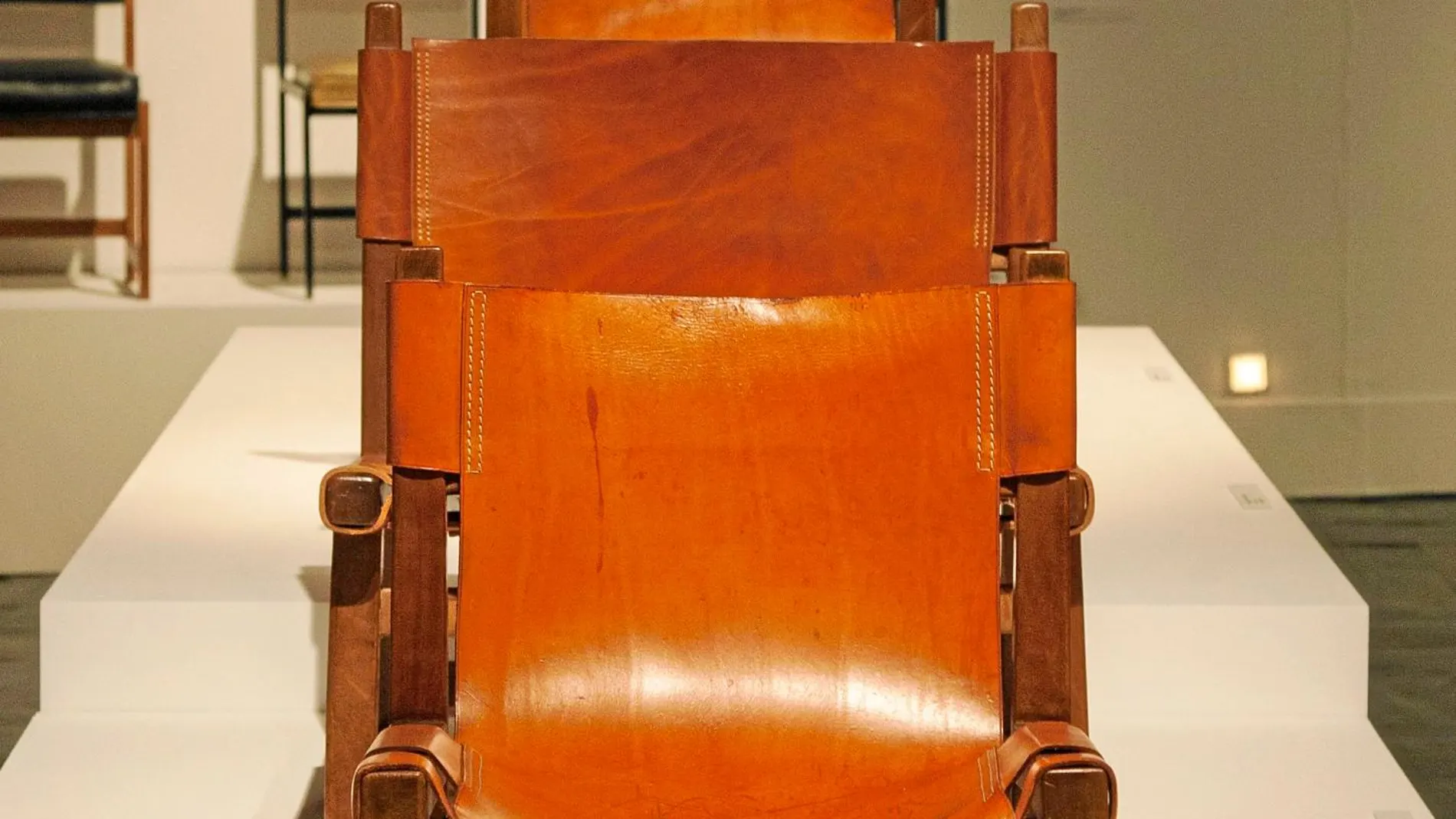 La silla Riaza, de la que se muestran en la exposición varios ejemplares, ha quedado como uno de los iconos del diseño español. Es obra de Paco Muñoz