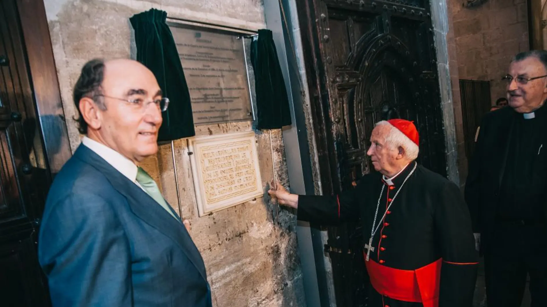 El presidente de Iberdrola junto al arzobispo, inauguraron ayer la nueva iluminación de la Capilla