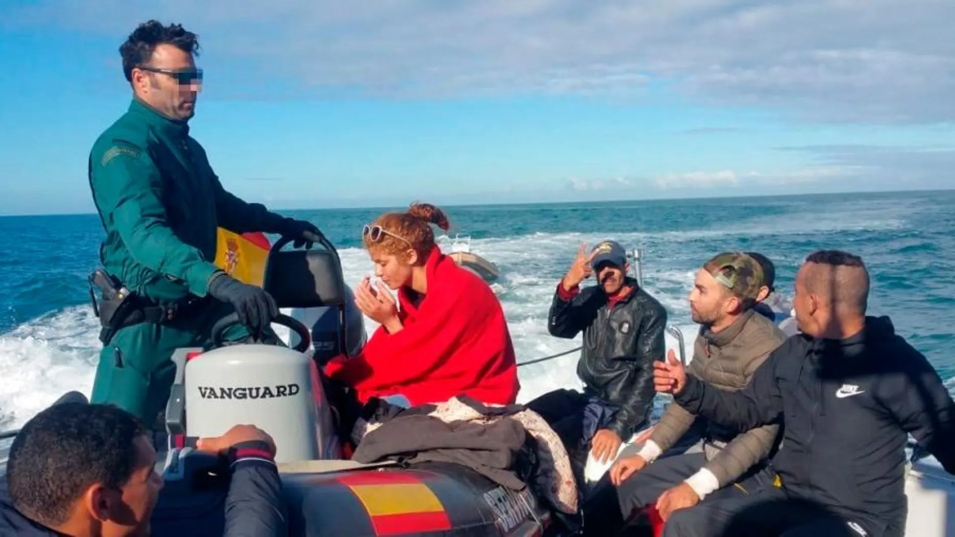 Siete personas fueron rescatadas ayer de una embarcación neumática / Foto: Guardia Civil