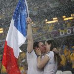 Dos aficionados de la selección francesa, durante un partido