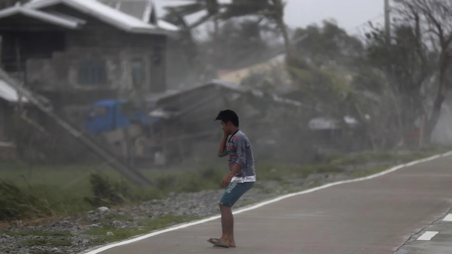 El tifón ha venido acompañado de vientos de más de 200 kilómetros y fuertes lluvias