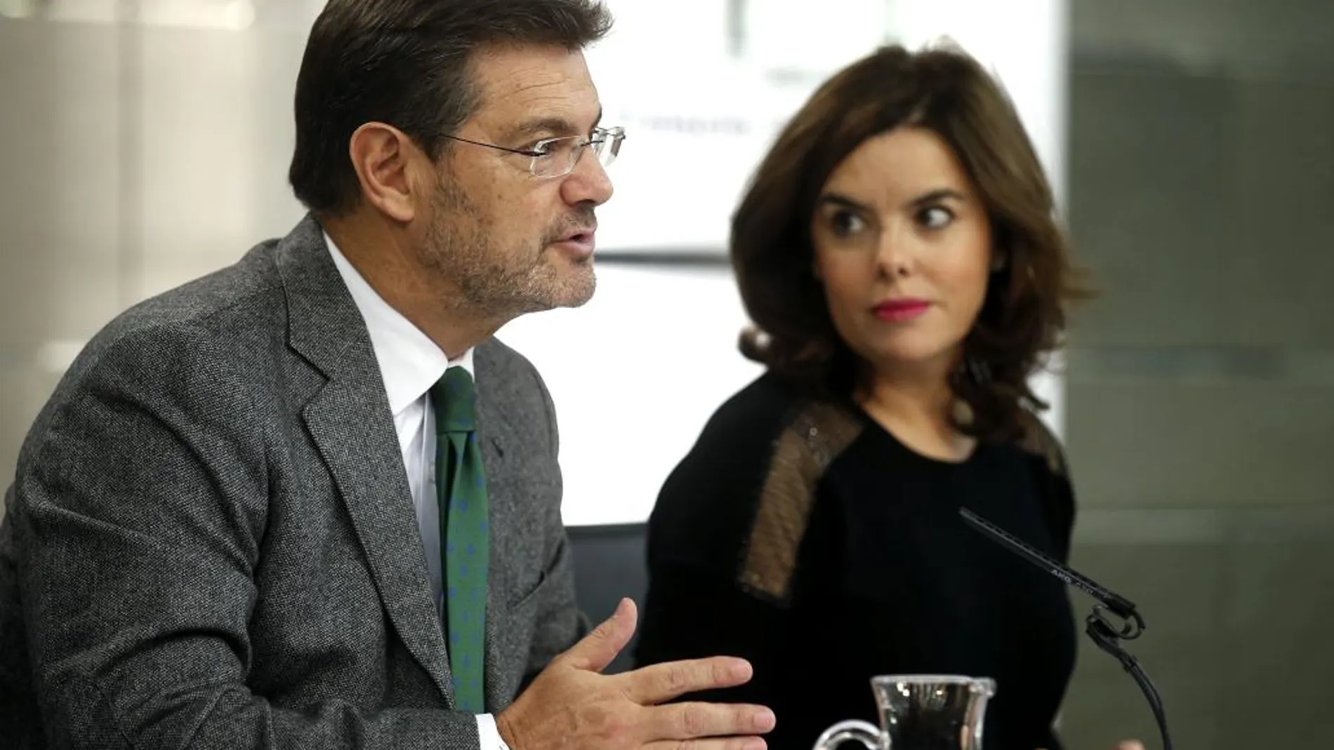 La vicepresidenta del Gobierno, Soraya Sáenz de Santamaría, y el ministro de Justicia, Rafael Catalá