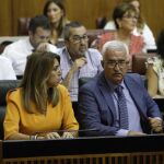 Susana Díaz y Manuel Jiménez Barrios, ayer, en el Pleno del Parlamento de Andalucía