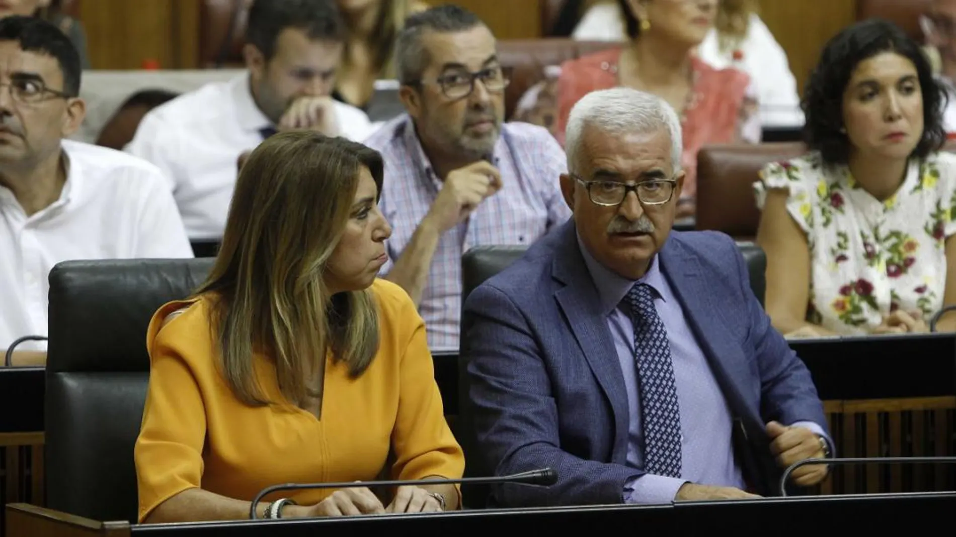 Susana Díaz y Manuel Jiménez Barrios, ayer, en el Pleno del Parlamento de Andalucía