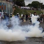 Manifestantes se enfrentan con las fuerzas de seguridad de Venezuela durante una protesta